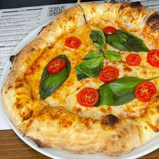 Pizza Margherita con Cherry e Busuioc Pomodoro
