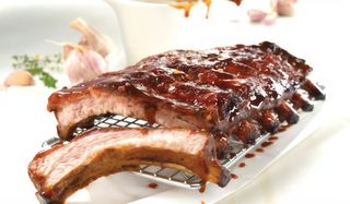 Scăriță de porc cu sos BBQ si cartofi wedges