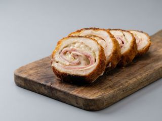 Cordon bleu din piept de pui umplut cu sunca si parmezan