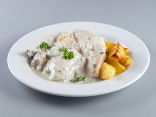 Piep de pui cu ciuperci in sos de smantana si marar cu cartofi natur