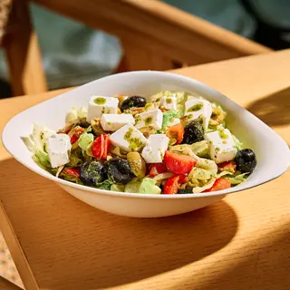 Salată grecească cu dressing pesto