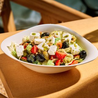 Salată grecească cu dressing pesto