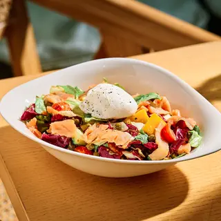 Salată cu somon și dressing dijon