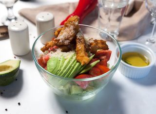 Salată cu pui și avocado
