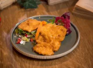 Șnițel de pui corcant cu parmesan și ierburi aromate