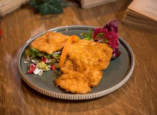 Șnițel de pui corcant cu parmesan și ierburi aromate