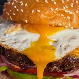 Burger Celentano + Cartofi Pai