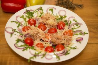 Salată cu ton și rucola