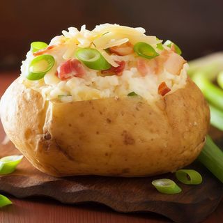 Cartofi copți cu smântână și castraveți murați