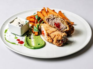 Rulou din pulpă de pui, cartofi dulci pai și sos de brânză