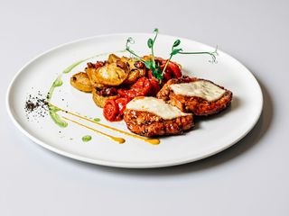 Cotlet de porc sote și cartofi gratinați