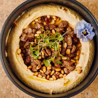 Hummus cu vită și muguri de pin (Hummus with beef and pine nuts)