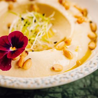 Hummus cu muguri de pin (Hummus  with pine nuts)