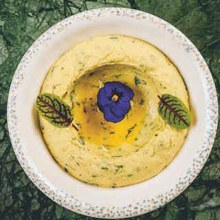 Hummus cu busuioc (Hummus with basil)