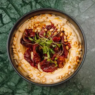 Hummus cu Pastrama de Berbecut