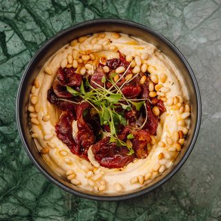 Hummus cu Pastrama de Berbecut