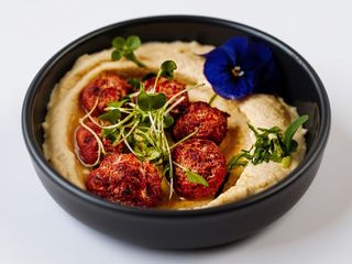 Hummus cu sujuk (Hummus with sujuk)