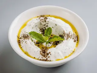 Labneh cu usturoi și mentă (Labneh with garlic and mint)
