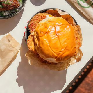 Sandwich cu pui crispy.