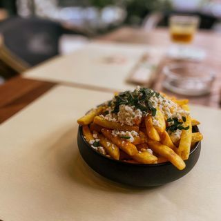 Country fries cu telemea si oregano.