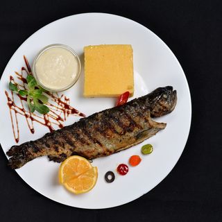 Păstrăv crocant cu mămăligă și mujdei