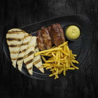 Cârnați cu cartofii casei, pâine și muștar