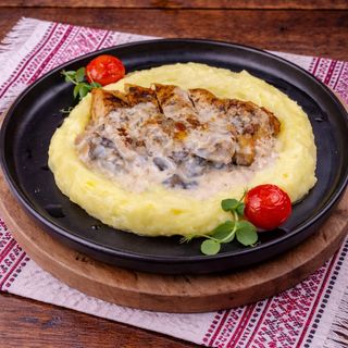 Piept de Pui cu Piure și Sos de Ciuperci