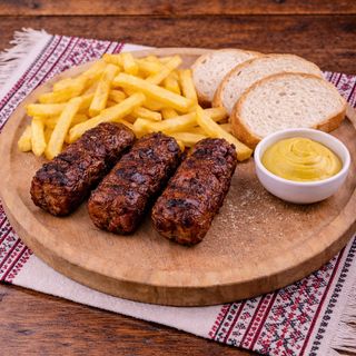 Mici cu cartofii casei, pâine și muștar