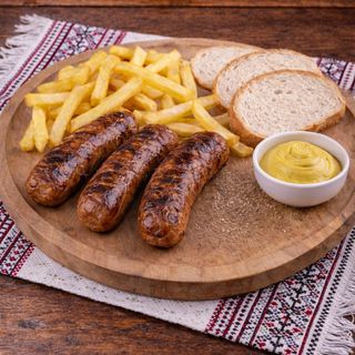 Cârnați cu cartofii casei, pâine și muștar