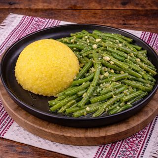 Păstăi cu usturoi și mămăligă