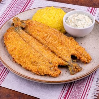 Păstrăv crocant cu mămăligă și mujdei