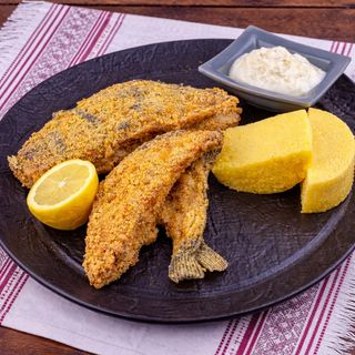 Crap prăjit cu mămăligă și mujdei