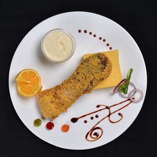 Crap prăjit cu mămăligă și mujdei