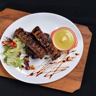 Mici cu cartofii casei, pâine și muștar