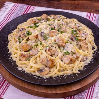 Spaghetti cu Pui și Ciuperci