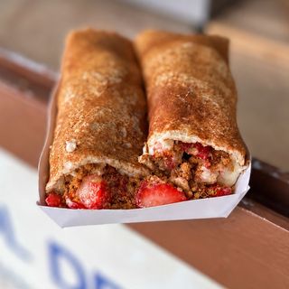 NOU Clătită cu cremă Kinder Bueno, căpșuni și biscuiți BISCOFF
