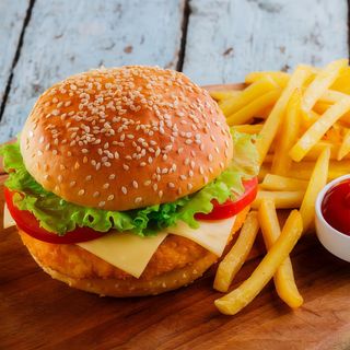 Hamburger de pui+cartofi pai