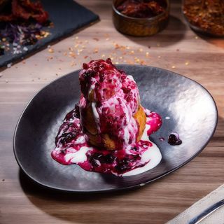 Papanași cu sos de fructe de pădure