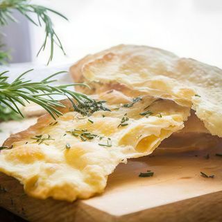 Focaccia cu usturoi, oregano și parmezan