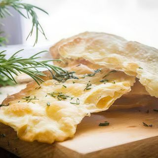 Focaccia cu ulei de măsline, rozmarin, sare de mare și parmezan