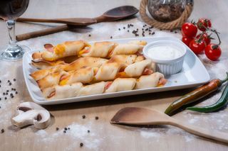 Baghete cu șuncă, brânză cheddar și sos de usturoi 