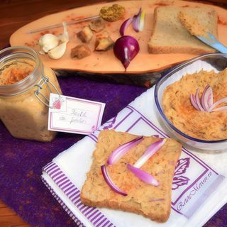 Pită cu pastă de jumeri și ceapă roșie