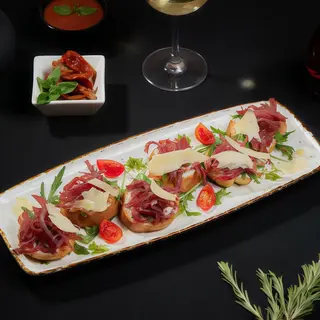 Bruschete bresaola e rucola e parmezan
