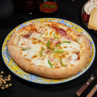 Pizza cu salam Milano si bordura cu branza