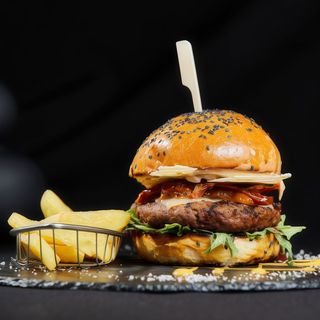 Burger Italian cu Cartofi Rustici in coaja
