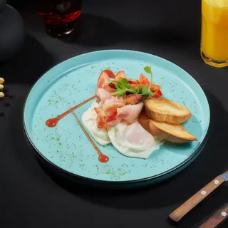 MD4 - Ochiuri, bacon, cârnăciori, roșii și pâine prăjită