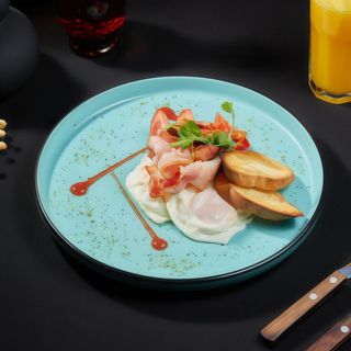 MD4 - Ochiuri, bacon, cârnăciori, roșii și pâine prăjită