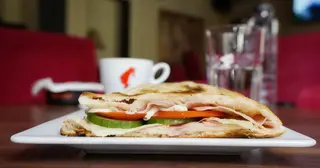 Sandwich cu piept de pui