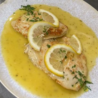 Piept de curcan cu sos de lamaie si oregano