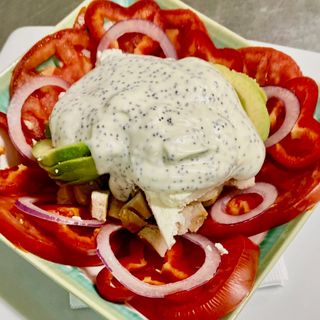 Salată keto cu pui şi avocado